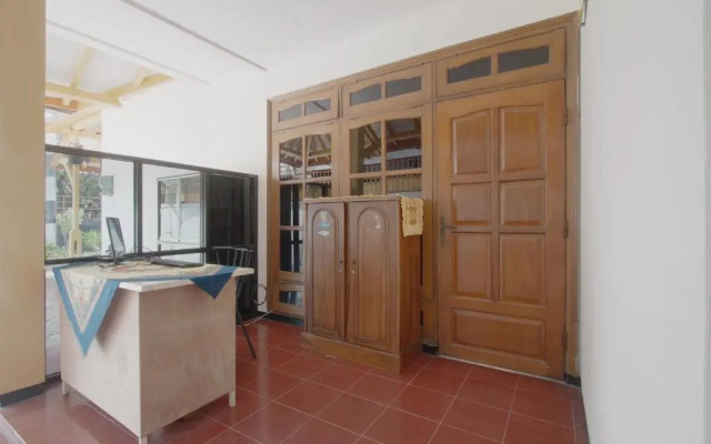 SPOT ON 3218 Bee Palm Family