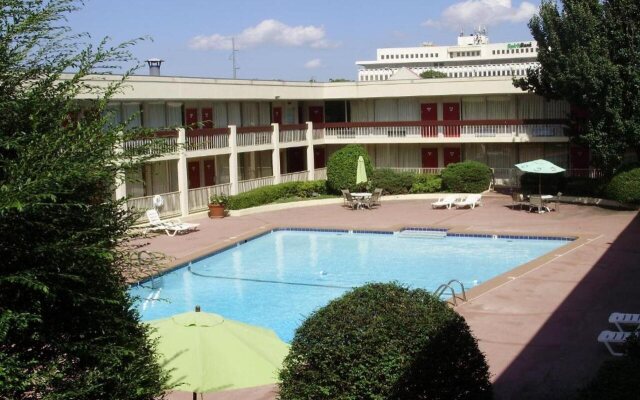 Trade Winds Central Inn