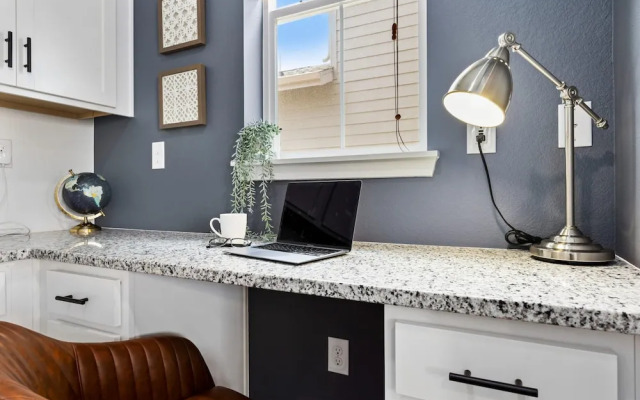 New Build W/ Great Backyard & Lake Access!