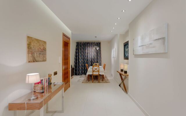 Luxury Apartment, Prime Location in St Julians