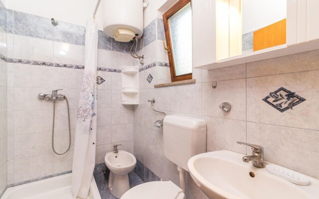 Nice Apartment in Valbandon With Wifi and 2 Bedrooms