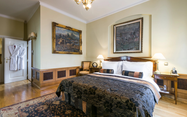 Golden Well Hotel
