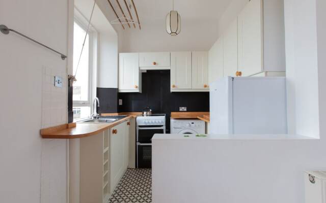 3 Bedroom Flat Near Leith