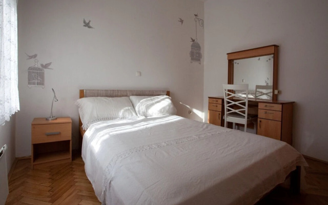 Modern apt With Large Garden & Parking in Center