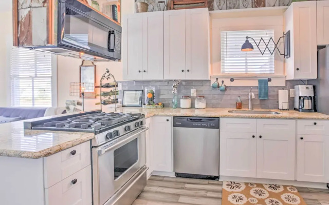 Bright Texas Retreat Near Pleasure Pier & Beach!