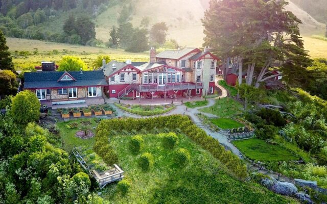 The Harbor House Inn