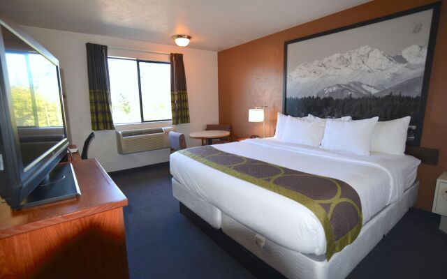 Super 8 by Wyndham Port Angeles at Olympic National Park Hotel