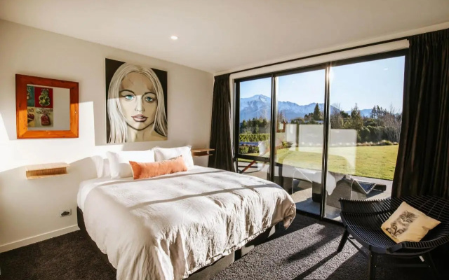 Mt Roy Terrace - Sleeps 8 - Mountain Views - Artwork Collection – Guest Rooms – Wanaka