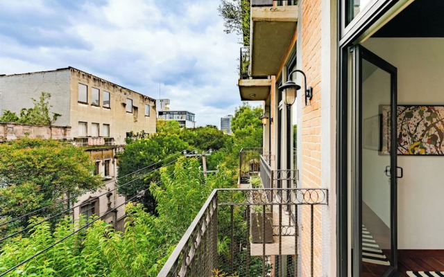 NEW Perfect Location with Free Parking