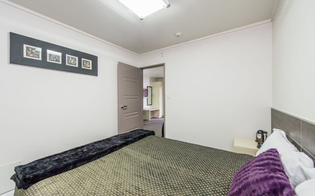 151 on London Motel