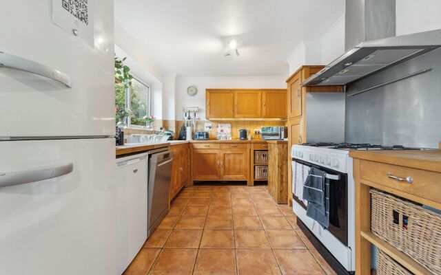 Spacious Home - Sleeps 10 - Free Parking - Pets