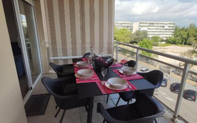 APPART STANDING 2 chambres 2SDB clim PISCINE PARKING WIFI TERRASSE 21m2 LOCAL VELO Port-Aventura, plage, centre