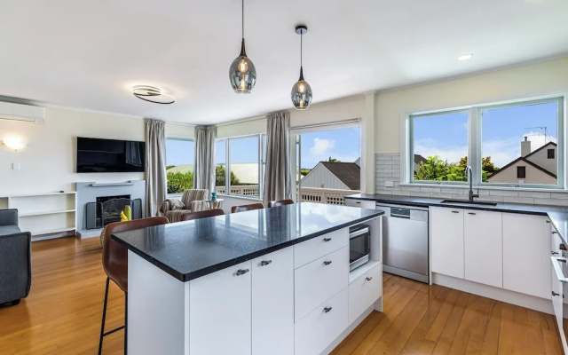 Serene 2BR Home in Meadowbank by Zodiak Stays – Guest Rooms – Auckland