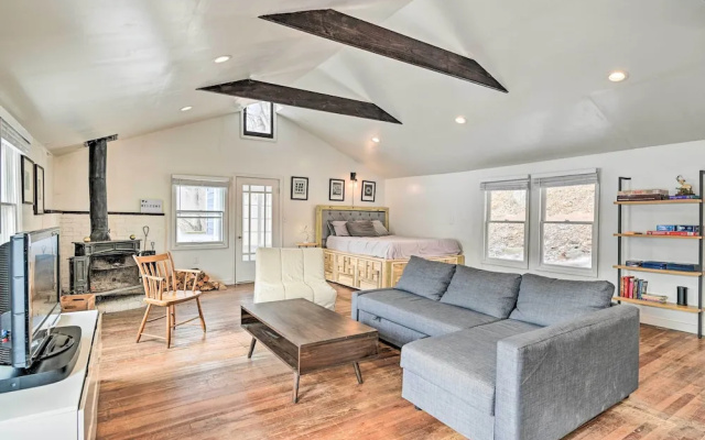 Chic Prattsville Studio w/ Private Hot Tub!