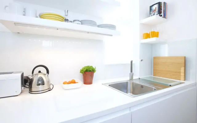 JOIVY English Retro 2BR Apt Near Battersea Park