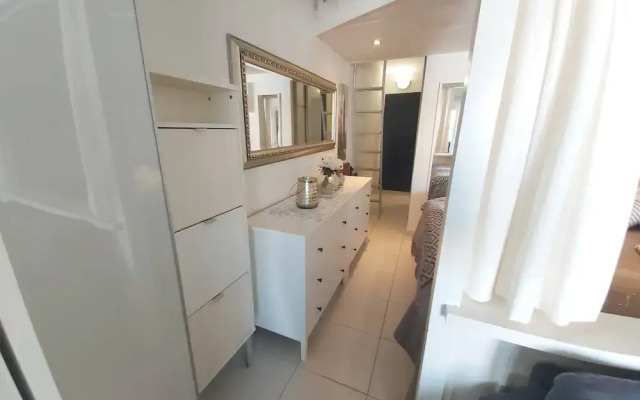 Central Apartment With Sea Views