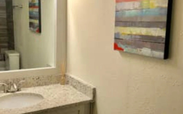 Private 2 Bedroom Midtown Apt