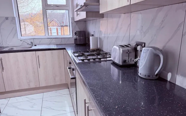 Cosy 2 Bedroom Apartment by Airport & Town Centre
