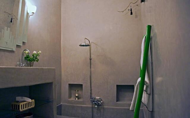 Riad Le J