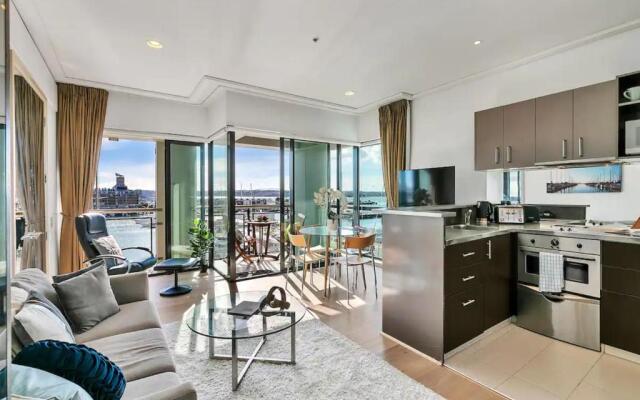 Sunny two bedrooms and Viaduct views