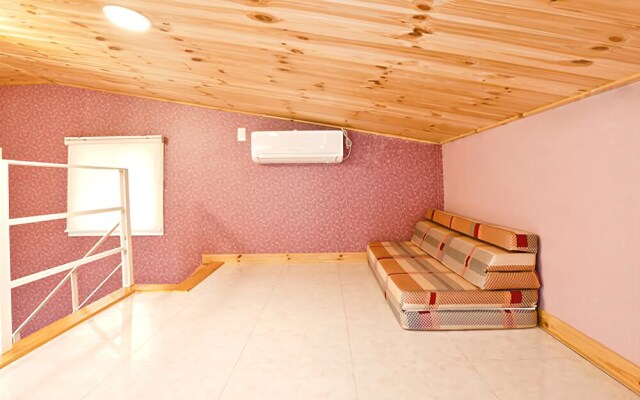Gapyeong Hwaaksan Acrossvalley Pension