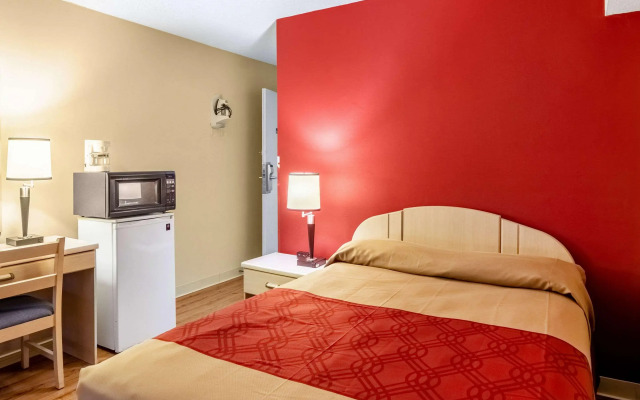 Econo Lodge East