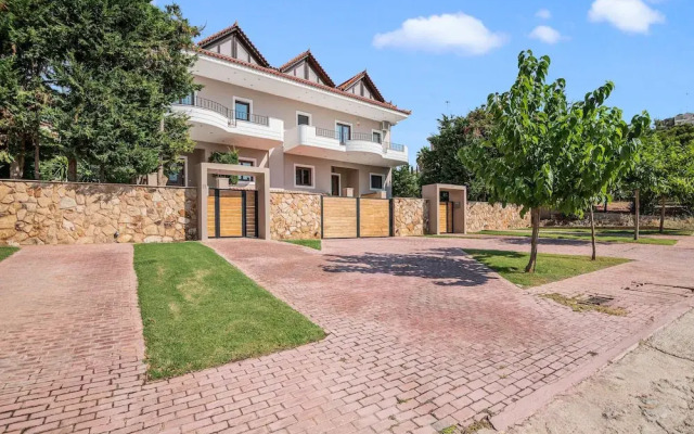 Inviting Villa in Anavissos With Communal Pool
