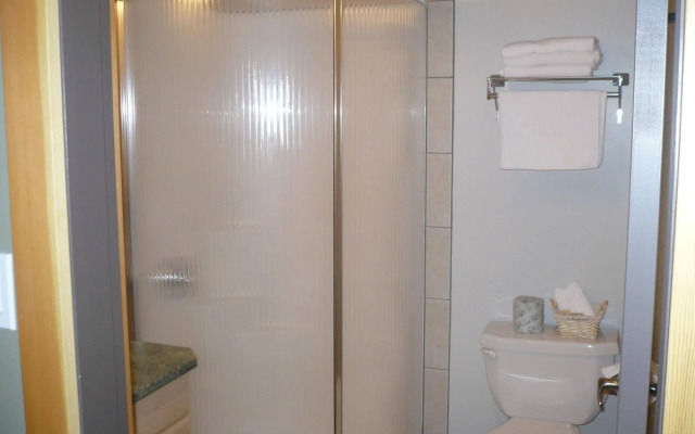 Basecamp Lodge Golden