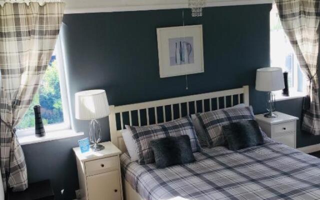 Sunnyside - Large Seaside Home with views and Hot Tub