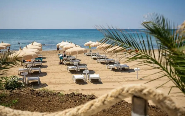 Apartment With Garden or Terrace Near sea