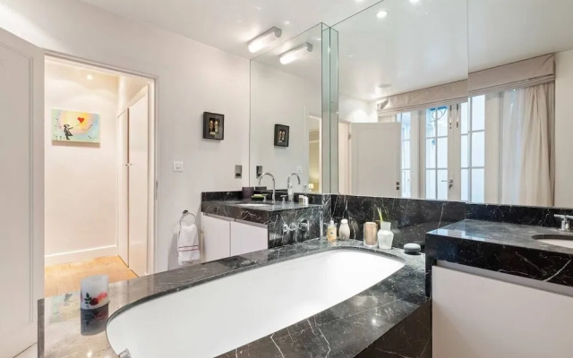 Spacious Designer 2 Bedroom Maisonette With Garden in Chelsea, London