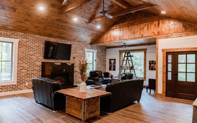 Bigfoots Retreat 2 Bedroom Chalet by RedAwning