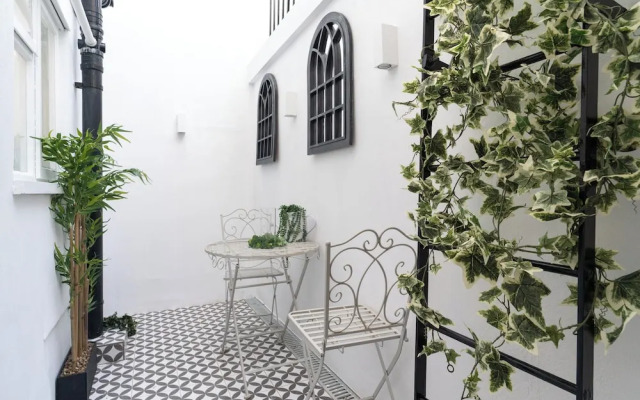Central Apartment with Patio - Sofa Bed