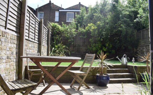 Lovely 2 Bed Apartment with Garden
