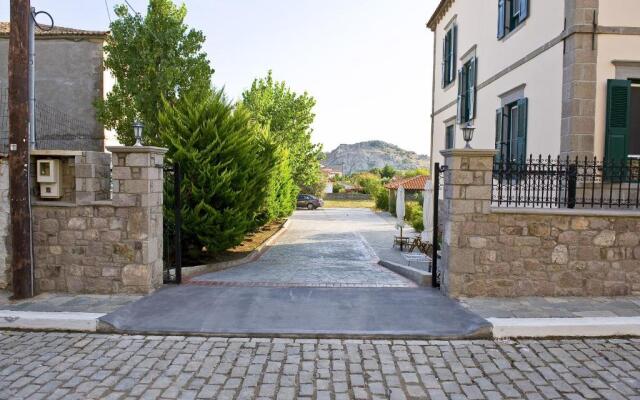 Artemis Traditional Hotel