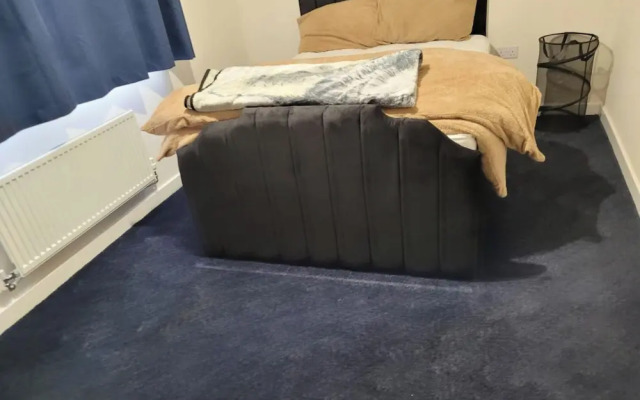 Central 2 Bed Home - Parking, Ev Point, Garden