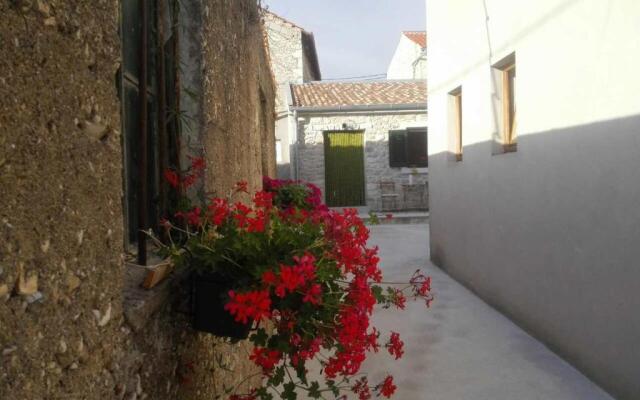 Small stone house Luka