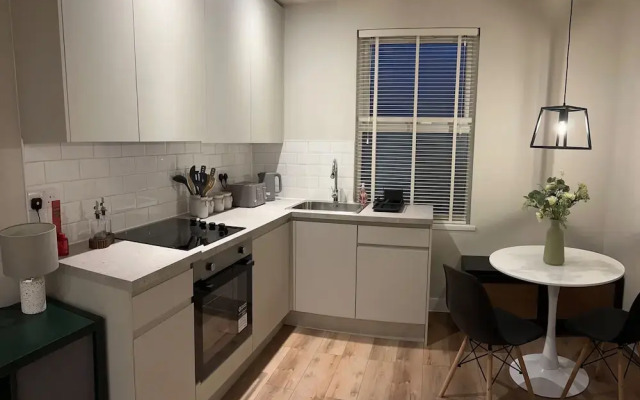 Renovatedapartmentsleeps4-freeparking-tv
