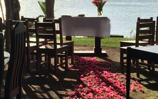 Bluebay Bugenvil Lake Lodge