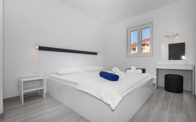 Jakov - Modern and Cosy With Pool - B3