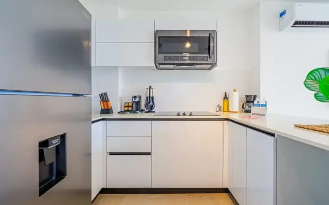 w Majestic 1BR w Stunning Balcony View