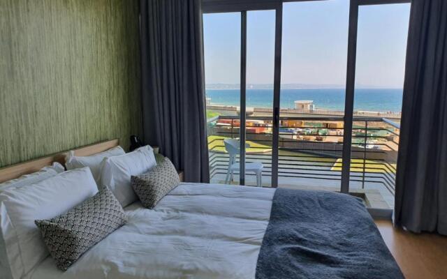 Accommodation Front - Gorgeous 4 Sleeper Beachfront Apartment