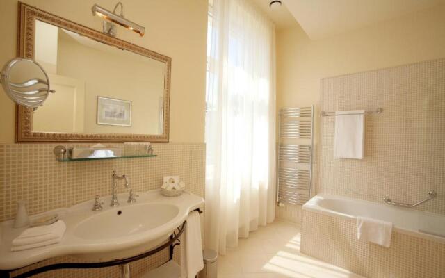 Savoy Westend Hotel