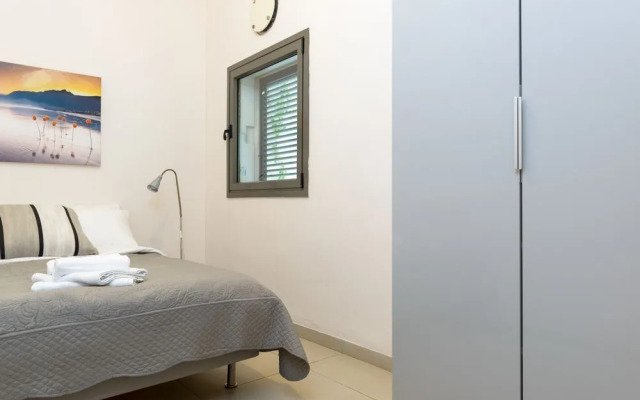 Elegant Duplex with XL Patio by FeelHome