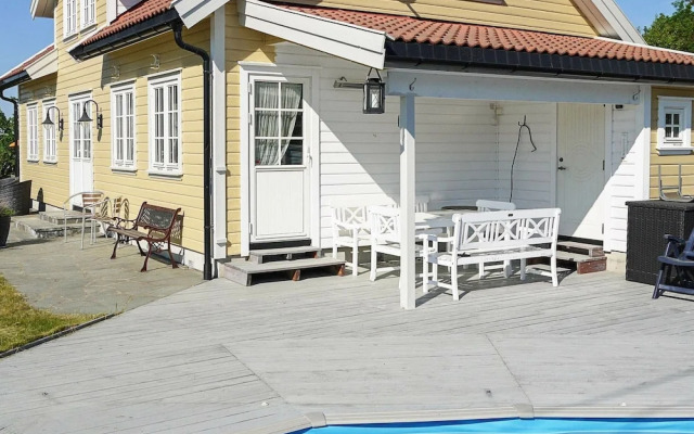 10 Person Holiday Home in Kongshavn