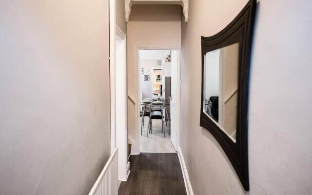 Stay Comfortable-close to City Centre-4 Bed House!