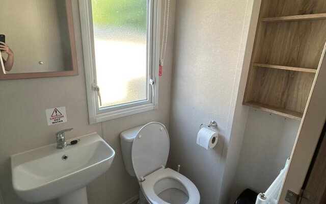 Caravansleeps4-beachfront-garden-patio