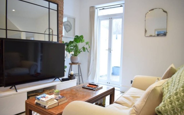 Modern 1 Bedroom Flat in Battersea With Patio