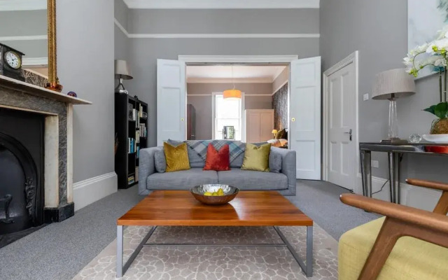 Light-filled Period Apartment - Central Bath