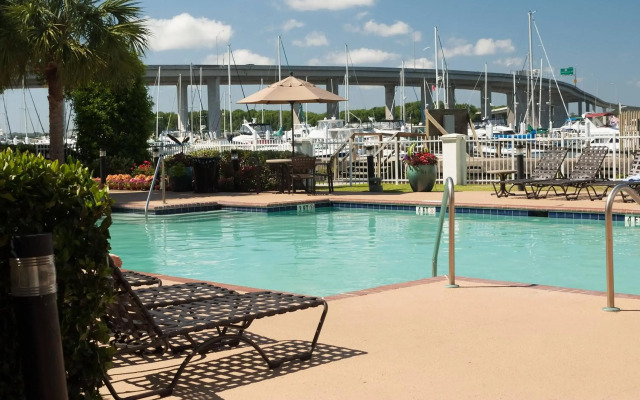 Courtyard Charleston Waterfront by Marriott